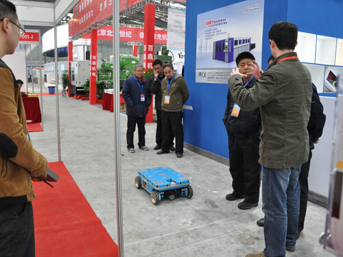 航發參加2015中國西部國際裝備制造業博覽會-技術人員向觀眾講解產品-2.jpg